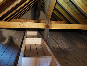 Zateplení stropu rodinného domu pomocí foukané izolace